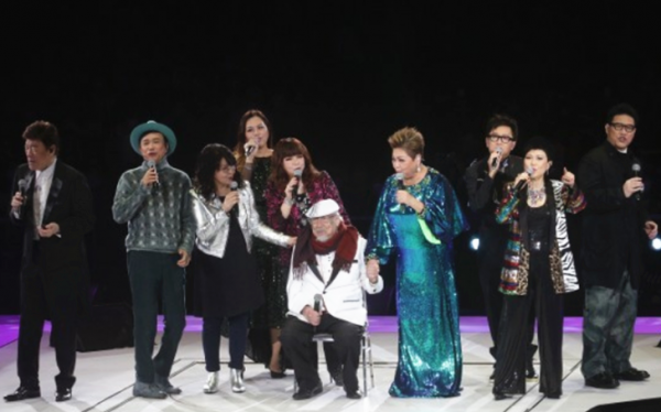 96歲樂壇教父開演唱會，眾星捧場星光熠熠，周慧敏與黃凱芹合影