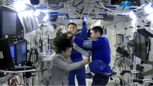 王亞平換髮型了！Tony是誰？