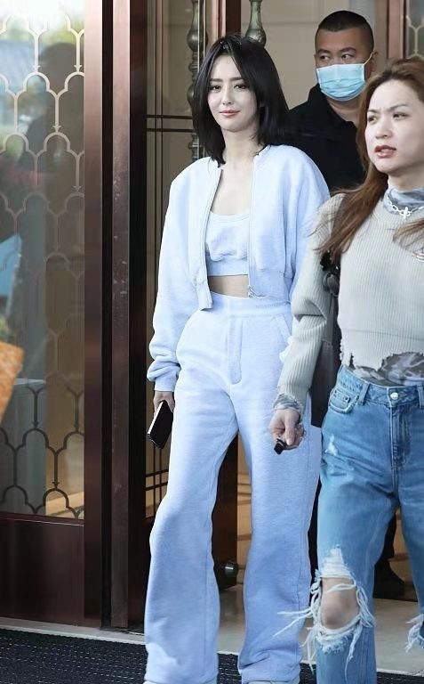 佟麗婭上班圖，露臍運動裝辣味十足，早這麼穿哪還有陳思誠什麼事