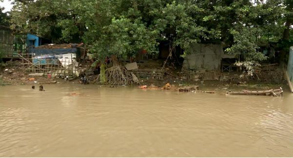 印度人瘋了?瘋搶恆河泥巴,小夥靠賣泥賺得盆滿缽滿 印度人瘋了?瘋搶恆河泥巴,小夥靠賣泥賺得盆滿缽滿