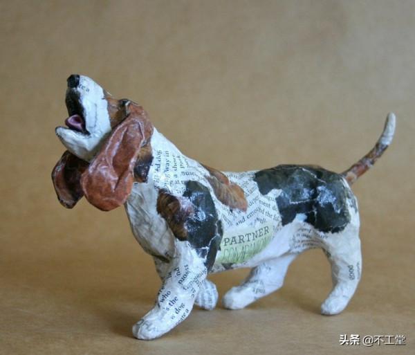 舊雜誌創作的狗狗雕像 舊雜誌創作的狗狗雕像