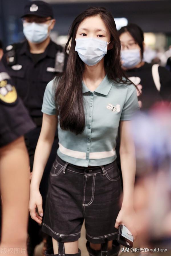 林允身穿豆綠色針織衫搭配拼接牛仔褲青春時髦,長髮垂肩自然美麗 林允身穿豆綠色針織衫搭配拼接牛仔褲青春時髦,長髮垂肩自然美麗