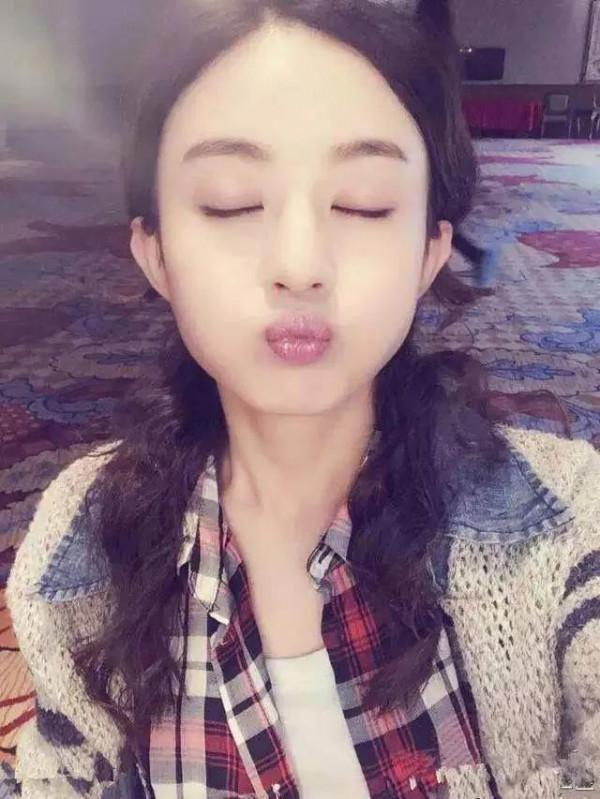 趙麗穎有一張娃娃臉，嘟嘟嘴的時候太卡哇伊了，太萌了愛死了