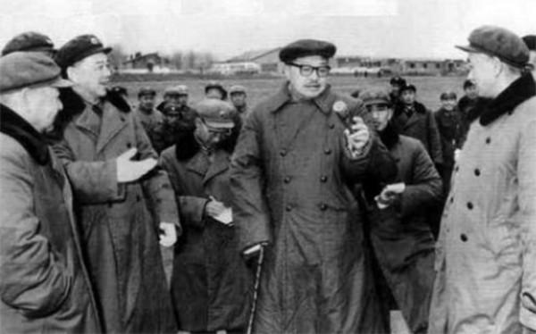 1975年賀龍骨灰安放儀式，總理連鞠七個躬，拉著薛明說：我來晚了