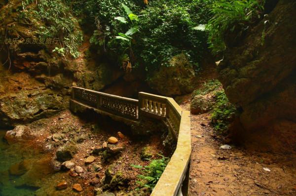 傳民國七位仙姑相約梅縣綠窟潭龍宮尋仙，五人永沉潭中，兩人逃出