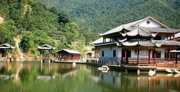 5男3女一起進山遊玩，下山離開時只有7人，保安：有點不對勁