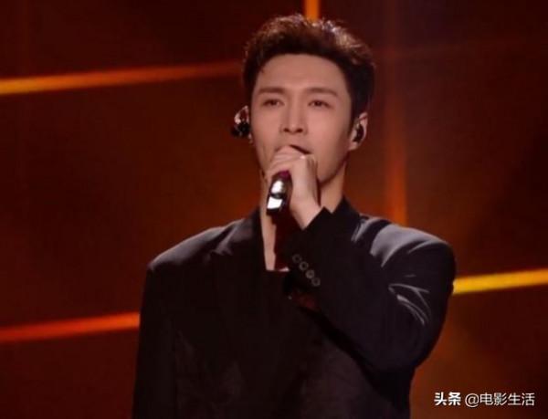 跨年晚會男星開始“內卷”，王源酷似貴公子，張藝興帶來超強舞臺