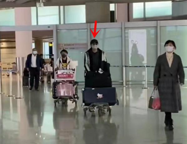 58歲羅嘉良久違回北京，直言很激動想哭，與妻子在機場相擁太甜蜜