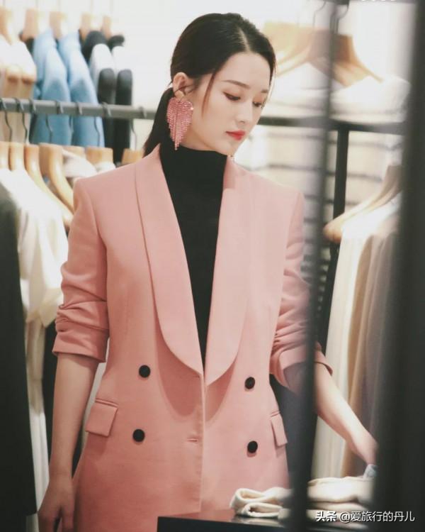 李沁穿搭太有少女感了！粉色西裝搭配粉色流蘇大耳環，精緻又優雅