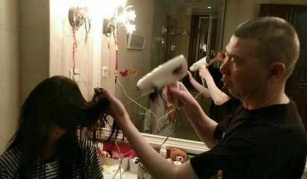 徐帆：處處忍讓馮小剛，23年不生孩子，養女和繼女把她當親媽孝順