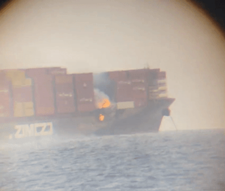 災難升級!加拿大西海岸一艘貨船著火,滿載中國貨物,船員棄船疏散,颶風已至 災難升級!加拿大西海岸一艘貨船著火,滿載中國貨物,船員棄船疏散,颶風已至