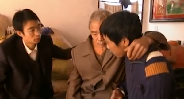 12歲男孩被拐賣，18年後找到了家與父親相認，直言：我媽把我賣了