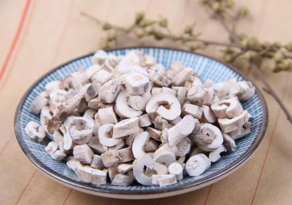 「牡丹皮」長口腔潰瘍吃點這個草藥，止痛效果賊好