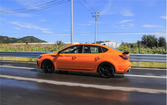 接地氣的“玩具”，扉旅汽車試駕名爵6 Pro