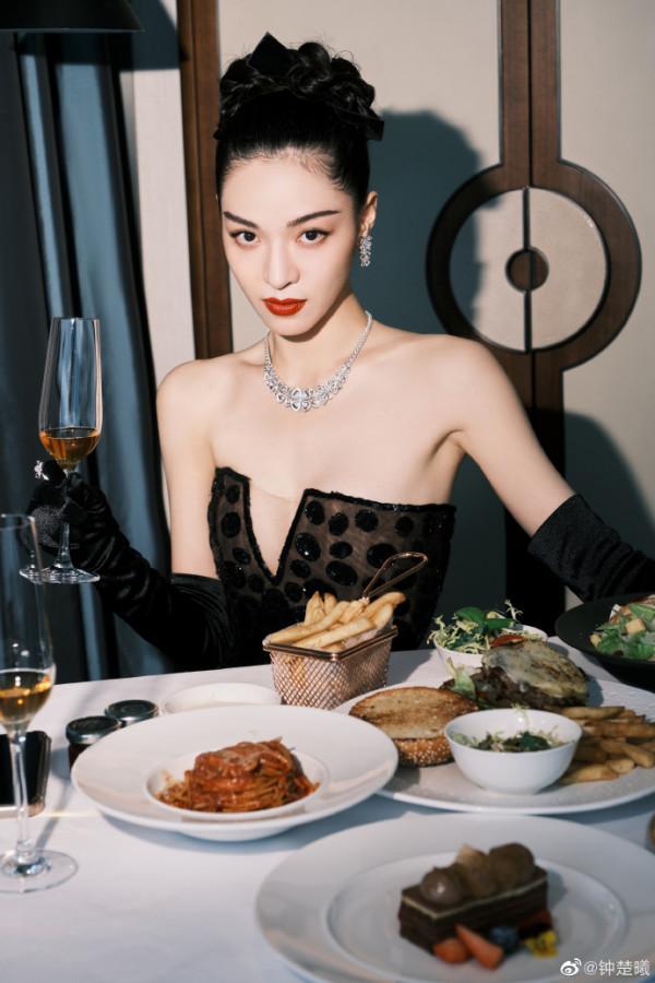 鍾楚曦一襲黑裙現身 塗紅唇風情萬種