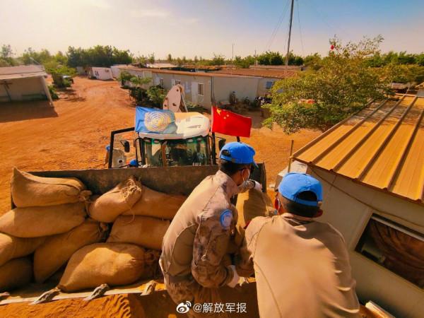 我維和官兵為塞內加爾警察部隊翻修防空掩體