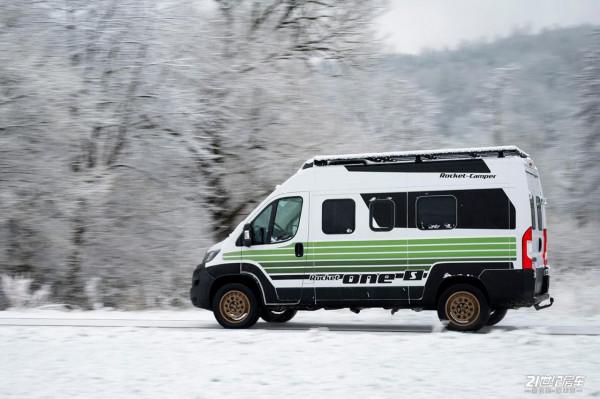 年輕人喜歡啥樣的VANlife房車？這車內建1.85m寬大床，能四季旅行