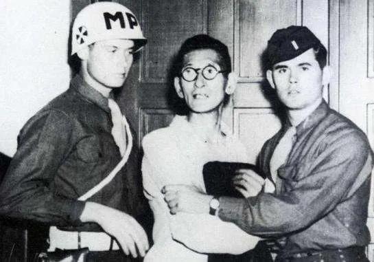 他曾是二戰甲級戰犯，因軍事法庭上拍東條英機的腦袋躲過審判