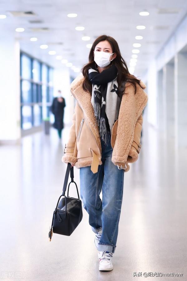 陳鈺琪身著翻毛皮大衣搭淺色牛仔褲簡單大方又不失時尚風格