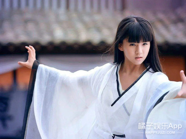 還記得在春晚轉圈的小彩旗嗎？她演戲去了？