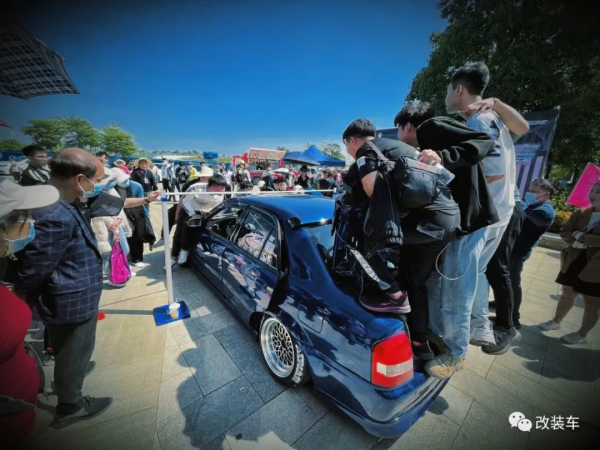 經典的馬自達323依然還有很多人玩，只需7000塊就能買來快樂