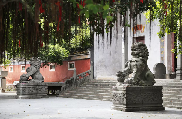 雷州有座千年古祠，全國罕見的五代石人石狗
