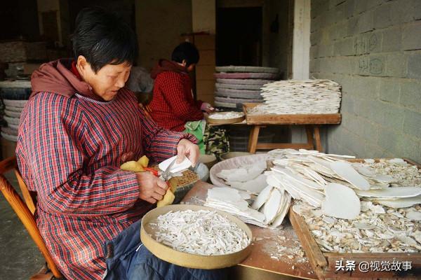 山村村民天天“坐”在家裡，收入卻成倍增長，看是怎麼回事