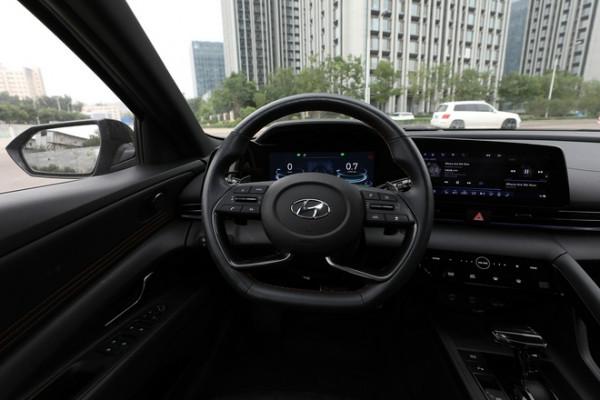 月薪1萬的人怎樣看待經濟適用的車？帶著問題試駕第七代伊蘭特