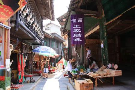 掛在瀑布上的古鎮