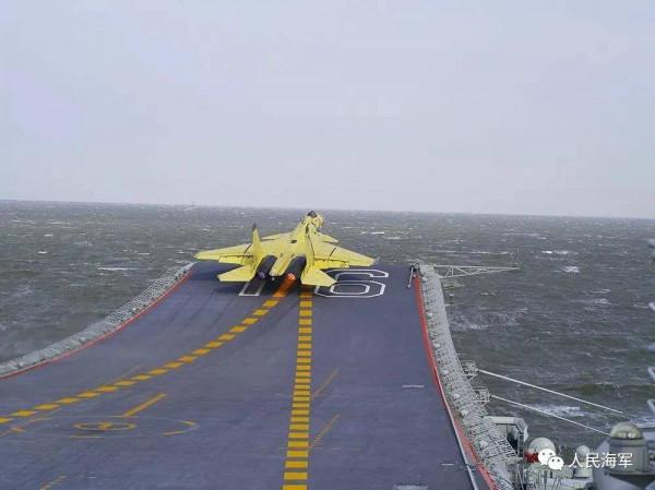 遺照竟是工作合影的截圖！今天，託舉“飛鯊”上天的他，去世9週年