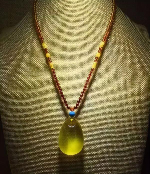 蜜蠟吊墜配鏈很重要嗎？什麼樣的蜜蠟吊墜適合您佩戴？|松崗琥珀