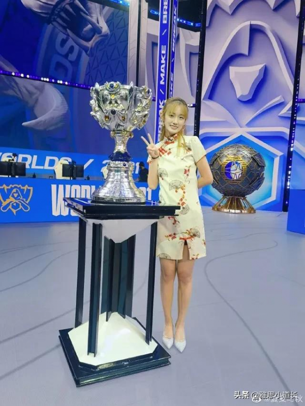 中英韓三語無縫切換!EDG奪冠後翻譯小姐姐國內外圈粉無數 中英韓三語無縫切換!EDG奪冠後翻譯小姐姐國內外圈粉無數