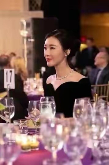 王石和田樸珺才是真感情,相伴出席活動,衣品高階甜蜜感爆棚 王石和田樸珺才是真感情,相伴出席活動,衣品高階甜蜜感爆棚