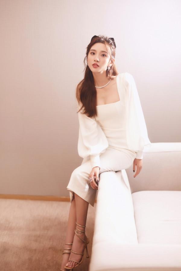 唐藝昕錄節目好會穿，一襲“大領口”白裙清新又減齡，笑起來真甜