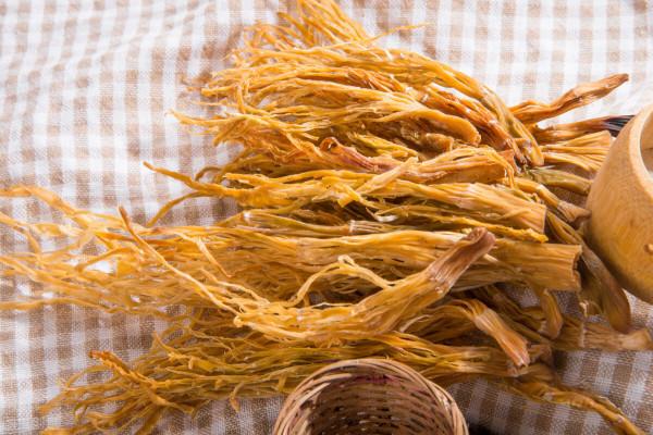 這7種廉價蔬菜曬乾後，美味翻倍！放1年不壞，天冷燉肉特別過癮