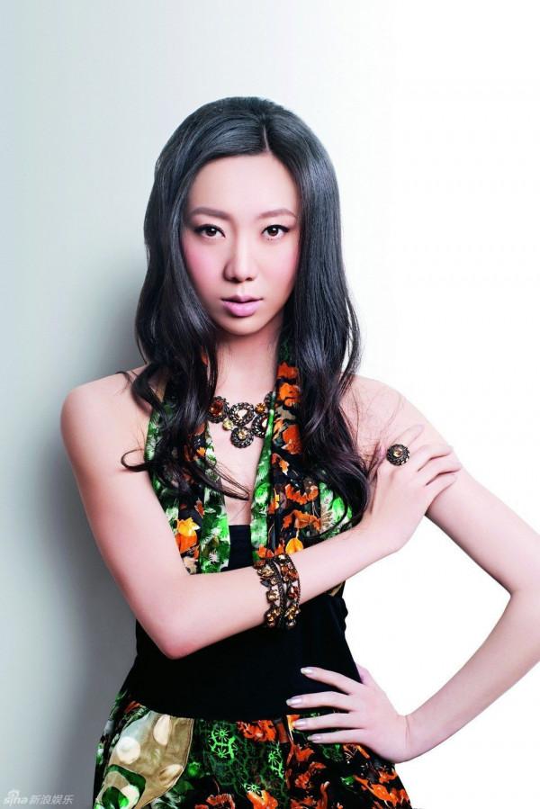 一秒之差從奧運舞臺摔落，終身殘疾，張藝謀愧疚一生的女人還好嗎