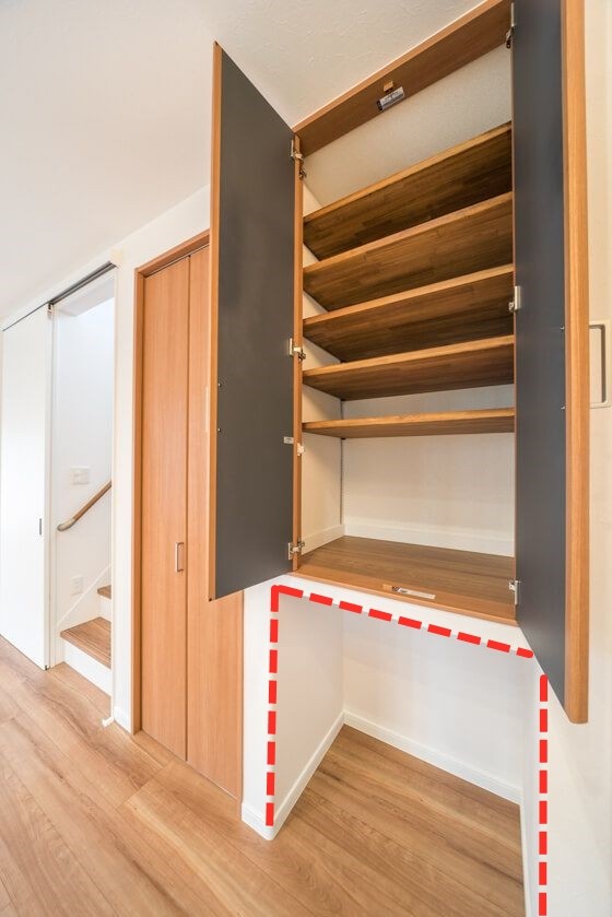 捨得櫃子底部留空，收納才會更好用，尤其在兒童房，放雜物剛剛好