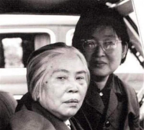 79年賀子珍進京向毛主席遺體三鞠躬，病逝後鄧小平親定其葬禮規格