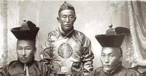 清朝官員的真實形象：百官上朝交頭接耳，和珅的長相堪比四大美男