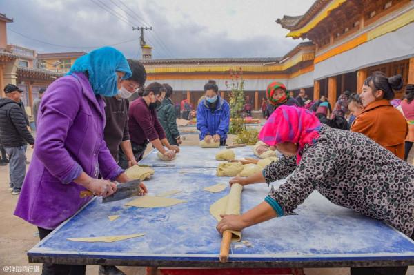 青海村民花銷10萬祈福,宴請千人制作炸饃饃,全村2000多人共享用 青海村民花銷10萬祈福,宴請千人制作炸饃饃,全村2000多人共享用