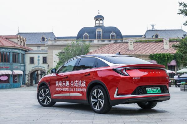 真實試駕極狐阿爾法S：底盤超穩，智慧輔助駕駛系統有點意思！