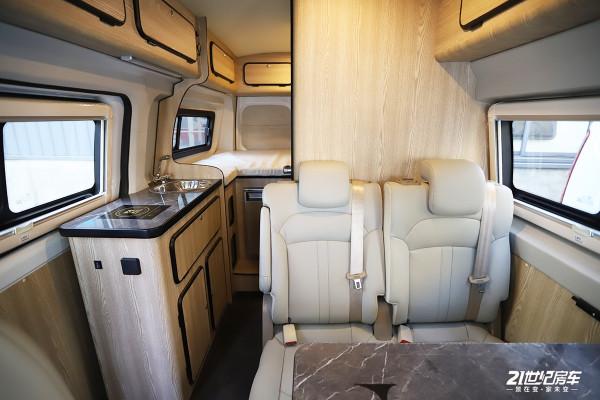 這幾款福特房車帶升頂功能，獨立衛浴和大水電配置，比寶馬3便宜