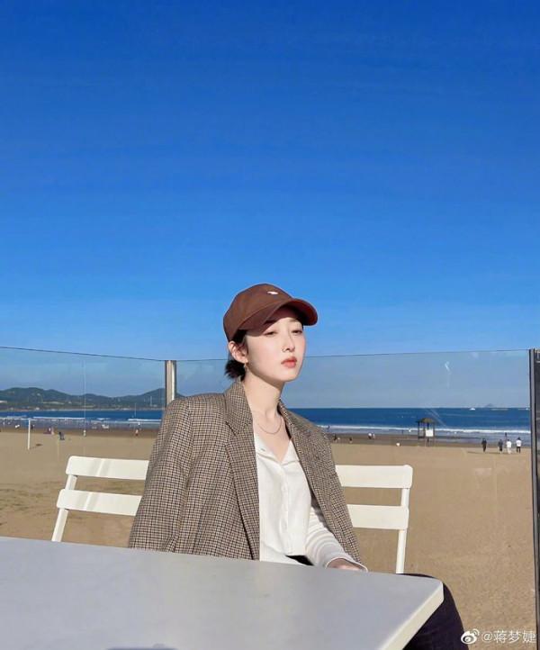 林妹妹蔣夢婕格子西裝搭配白色上衣，臉有嬰兒肥但是人超級瘦