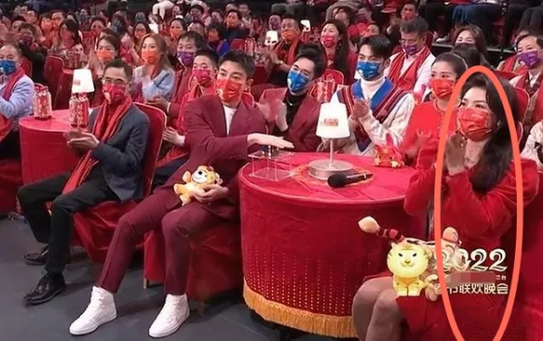 春晚明星搞笑瞬間：陳寶國隔口罩摳鼻子，張韶涵李榮浩大眼瞪小眼