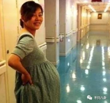 黃渤和女經紀人這個碰胳膊的動作，嚇壞大家了......