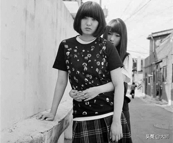 1990年，兩姐妹懷揣明星夢離家，然而等待她們的卻是無盡噩夢