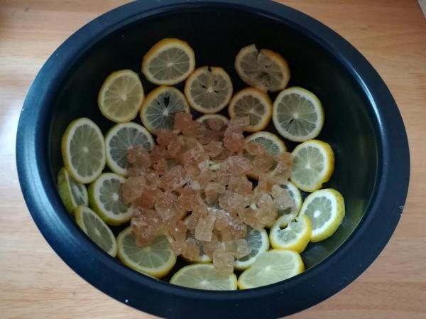 檸檬和冰糖是絕配，切片放鍋裡煮熟沖水喝，很多人不知道有啥用