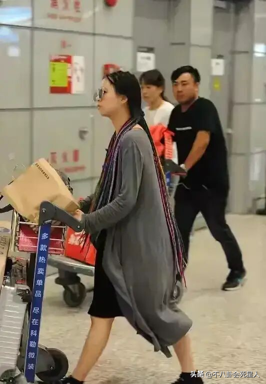 22歲小彩旗圓潤髮胖，靈氣全無，反叛楊麗萍入圈後星途並不順利