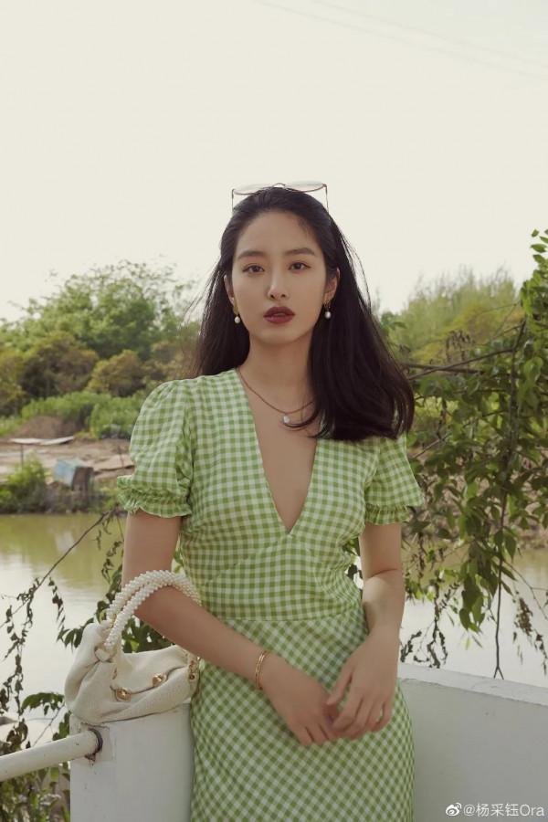 5位有梨渦的內地女星，笑起來俏麗無雙，不笑時眼角眉梢都是風情