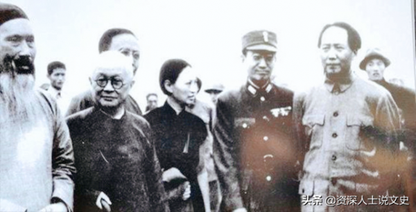 1940年毛主席踏入食堂，特務掄起木棒向其砸去，警衛擋了致命一擊